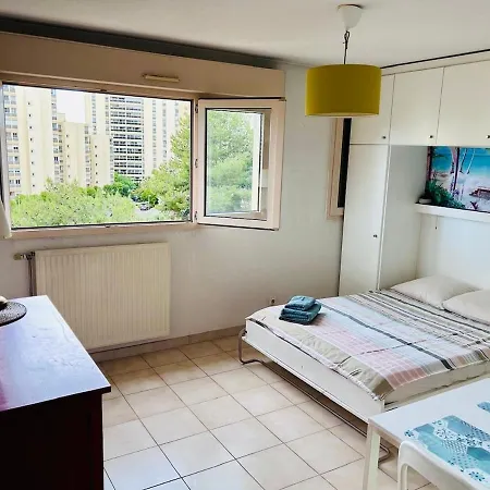 Apartment Bright Studio, Private Parking, Downtown Within Walking Distance