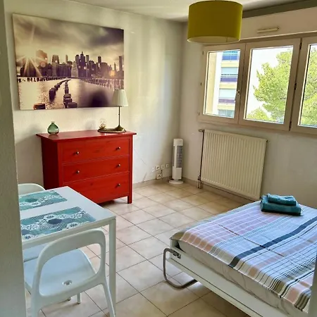 Bright Studio, Private Parking, Downtown Within Walking Distance *