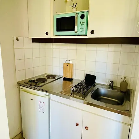 Bright Studio, Private Parking, Downtown Within Walking Distance Apartment *